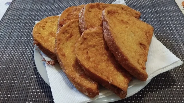 Bundás kenyér elkészítése után egy tányéron