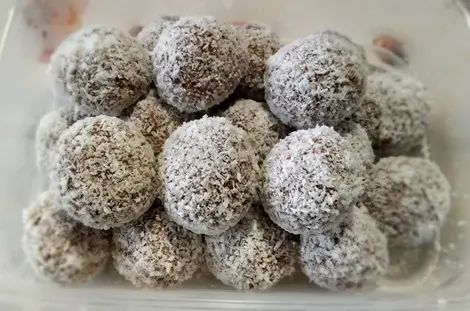kókuszgolyó meggyel