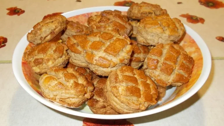 tepertős pogácsa teljes kiőrlésű lisztből egy mély tálban
