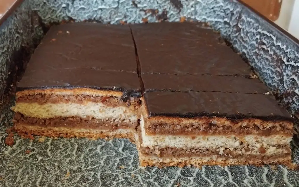 diós zserbó zsírral elkészítve tepsiben