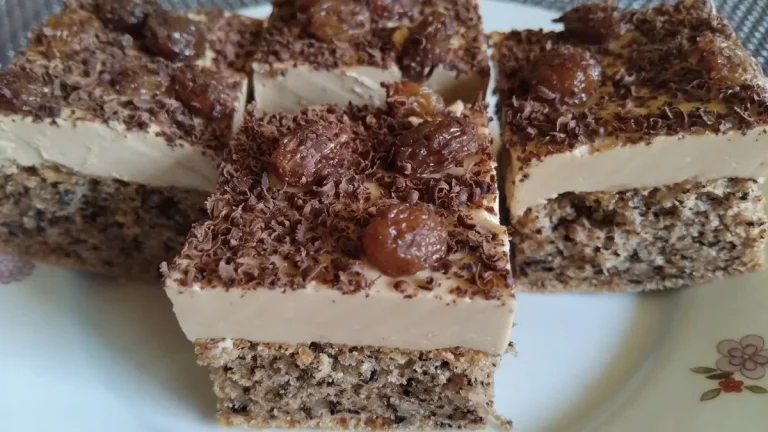 bakacsók sütemény szeletek egy tányéron