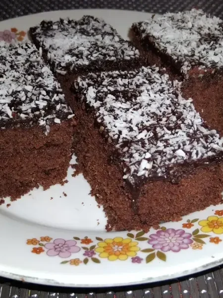 bögrés kakaós kókuszos kevert süti szeletek egy tányéron