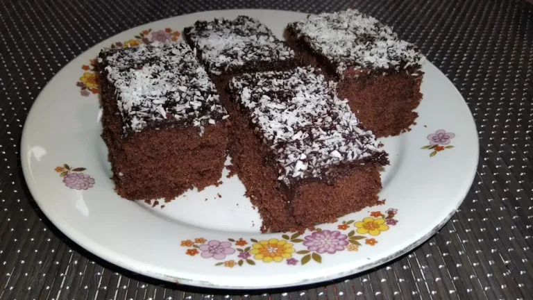 bögrés kakaós kókuszos kevert süti szeletek egy tányéron