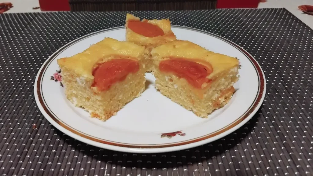 sárgabarackos túrós süti egy tányéron