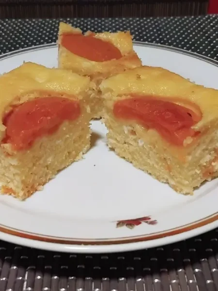sárgabarackos túrós süti egy tányéron