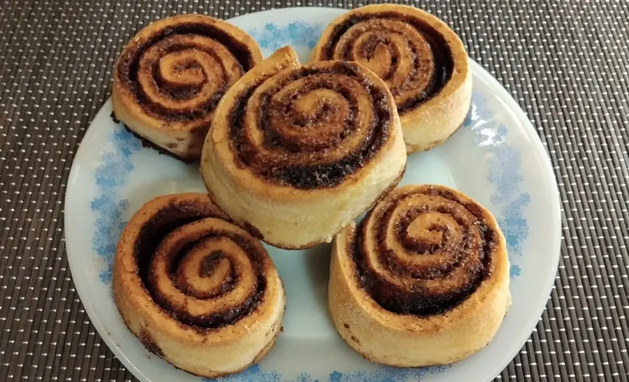 Egyszerű kakaós csiga recept, egyszerű kakaós csigák egy tányéron