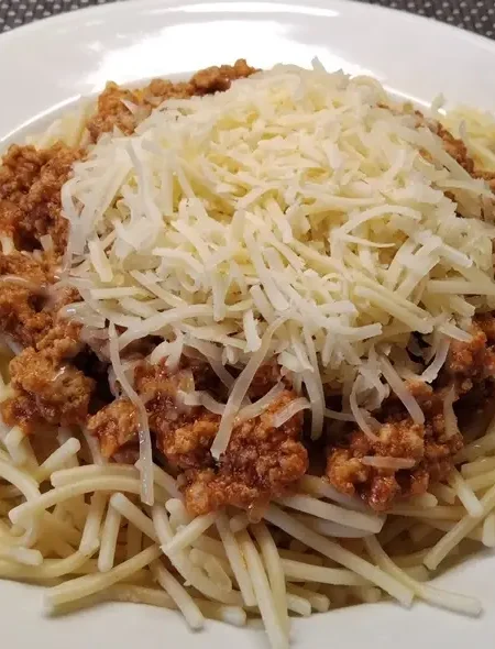 egyszerű bolognai fehér tányéron