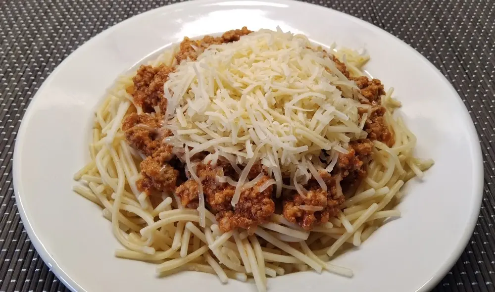 egyszerű bolognai fehér tányéron