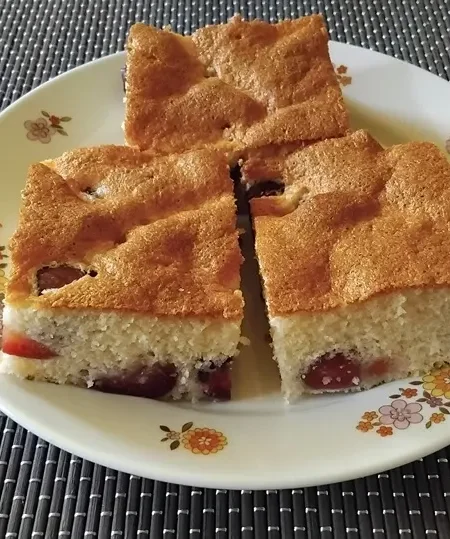 Cseresznyés kevert süti szeletek egy tányéron