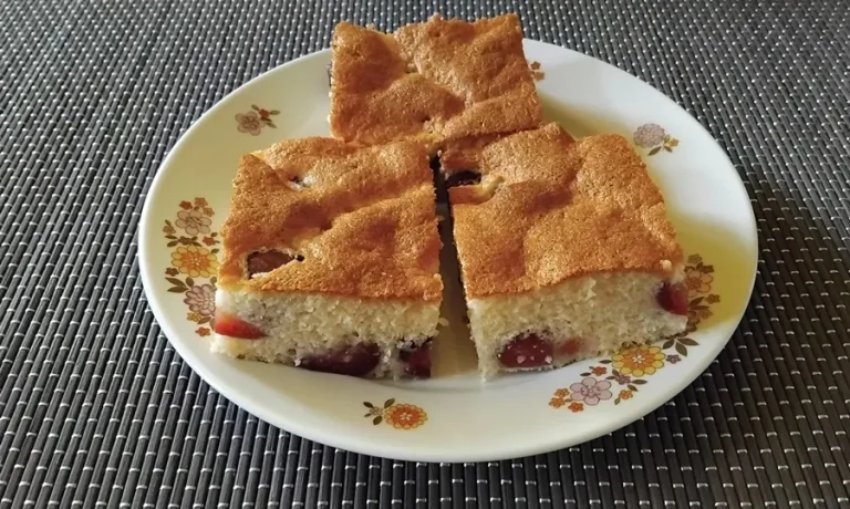 Cseresznyés kevert süti szeletek egy tányéron