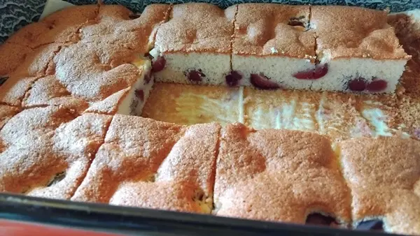 Cseresznyés süti szeletelve a tepsiben
