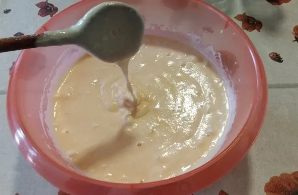 A kevert süti tésztája egy mély tányérban