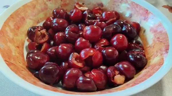 Magozott cseresznye egy tányérban