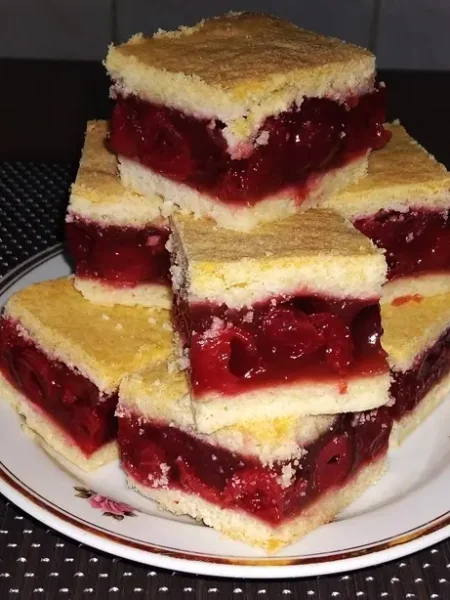 Meggyes pudingos pite felvágva egy tányéron