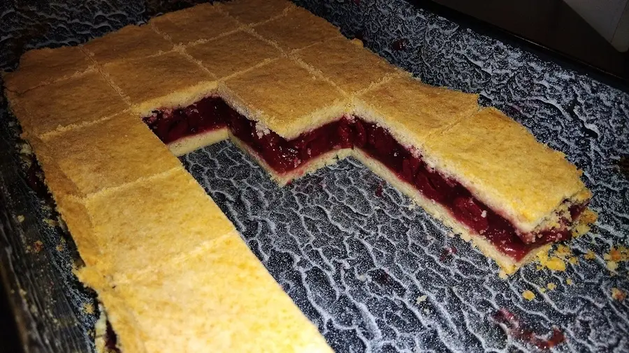 Meggyes pudingos pite felvágva a tepsiben