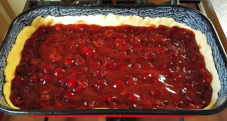 Meggyes pudingos pite meggyes keverék a tepsiben