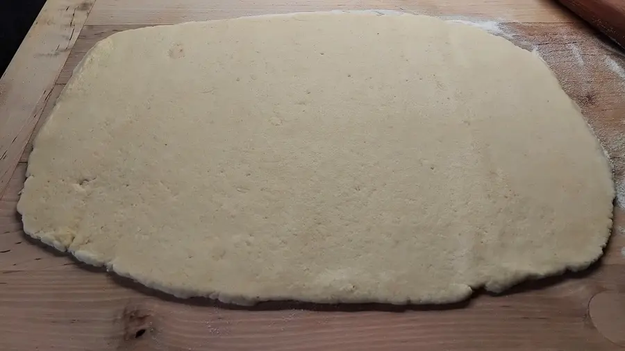 Meggyes pudingos pite tészta nyújtása a nyújtódeszkán