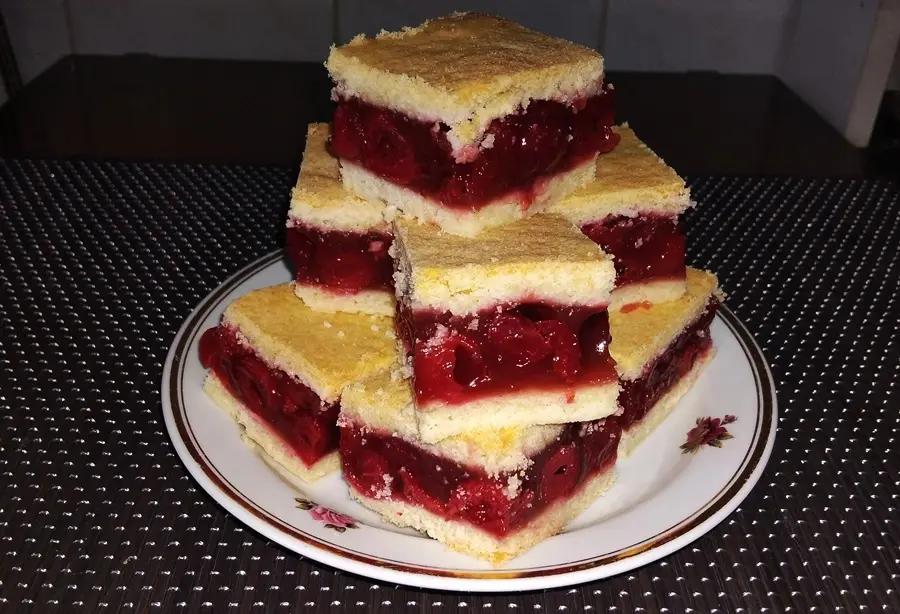 Meggyes pudingos pite felvágva egy tányéron